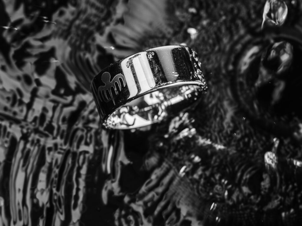 Une bague brillante reposant sur une surface d'eau noire.
